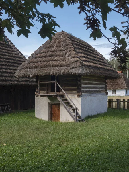 作物を保存するための建物 ポーランドのコルブゾワの町からの建物の歴史的構造 — ストック写真