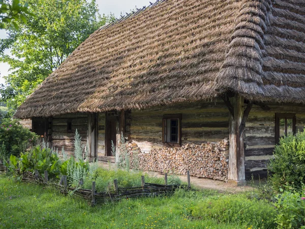 Stary Drewniany Dom Skansenu Kolbuszowej Dom Ogrodem Dach Domu Słomy — Zdjęcie stockowe