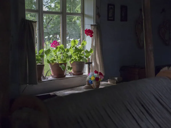 Innenraum Eines Alten Holzhauses Aus Dem Freilichtmuseum Kolbuszowa Polen Blumen Stockfoto