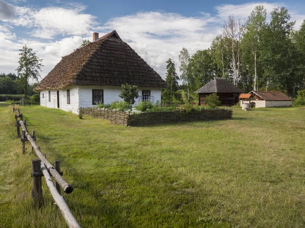 Zabytkowa Wieś Przebudowywana Skansenach Kolbuszowej Polsce Stary Drewniany Dom Dziedziniec — Zdjęcie stockowe