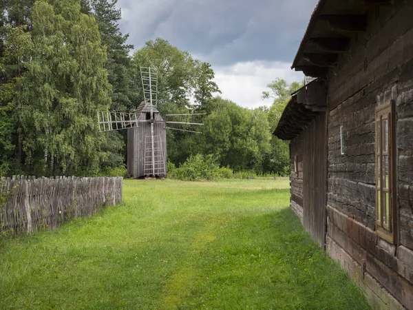 Moulin Vent Bois Côté Chalet Bois Dans Musée Folklorique Plein — Photo