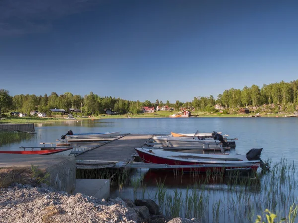 Sommar Bild Liten Småbåtshamn Vid Sjön Sverige Med Några Fiskebåtar — Stockfoto