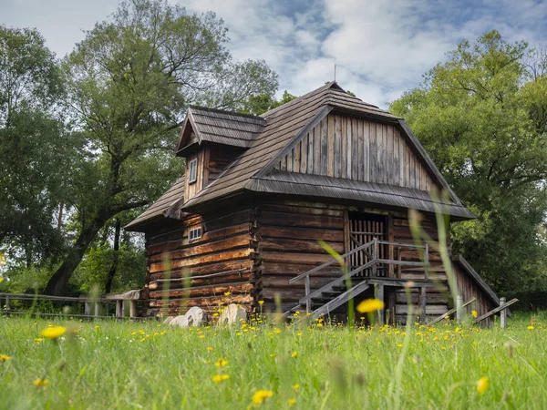 Stary Drewniany Domek Środku Kwitnące Łąki Świeżym Powietrzu Muzeum Ludowe — Zdjęcie stockowe