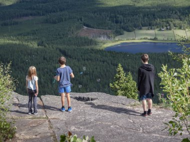 Blacksas dağ doğa rezerv, Halsingland, İsveç 2018 yazında bir uçurumun kenarında sabun köpüğü ile oynayan çocuklar