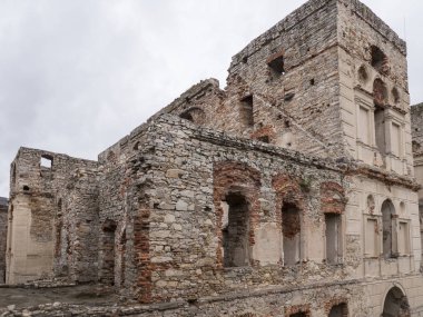 Ujazd, Polonya Krzyztopor kalesi kalıntıları ediyor 2018 yazında görünümünü