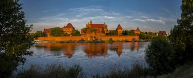 Panoramik Malbork, Polonya Germen düzenin kalenin 2018, yaz görünümünde gelen Nogat Nehri