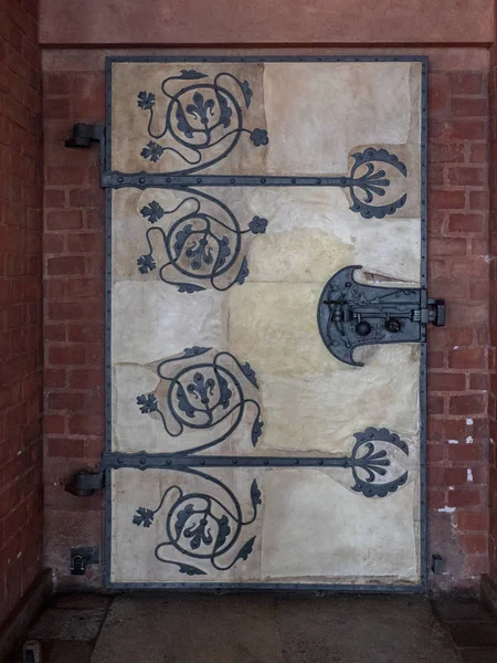 Puerta Con Mecanismo Cerradura Metal Forjado Detalles Fijados Una Pared — Foto de Stock