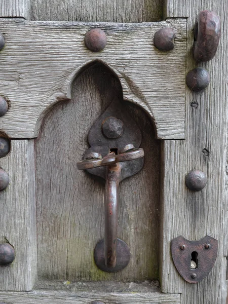 Primo Piano Della Vecchia Porta Legno Con Maniglia Ottone Chiave — Foto Stock