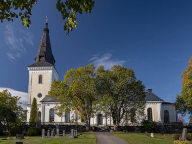 Bir mezarlık Enanger, Halsingland, İsveç 2018 sonbaharda yöredeki taş Kilisesi