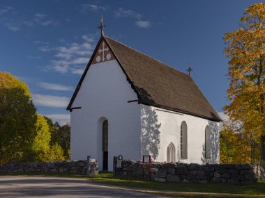 Küçük beyaz taş kilisede (Gamla Kyrka - eski Kilisesi) Enanger, Halsingland, İsveç'in sonbahar 2018
