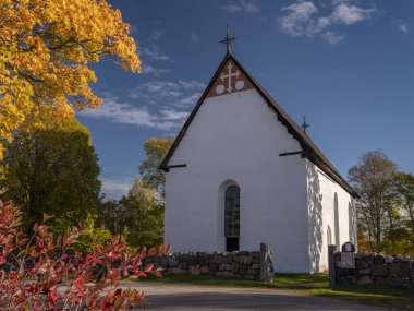 Küçük beyaz taş kilisede (Gamla Kyrka - eski Kilisesi) Enanger, Halsingland, İsveç'in sonbahar 2018