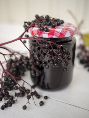 doğal ve işlenmiş meyve, mürver reçelli kavanoz