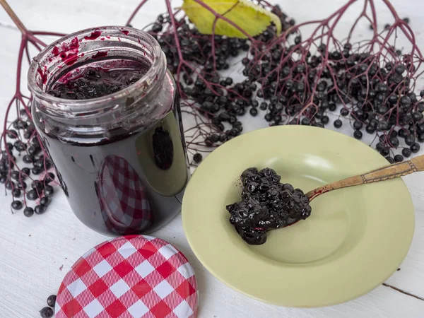 Holundermarmelade Sambucus Nigra Auf Einem Tisch Mit Holundertrauben Und Einem — Stockfoto