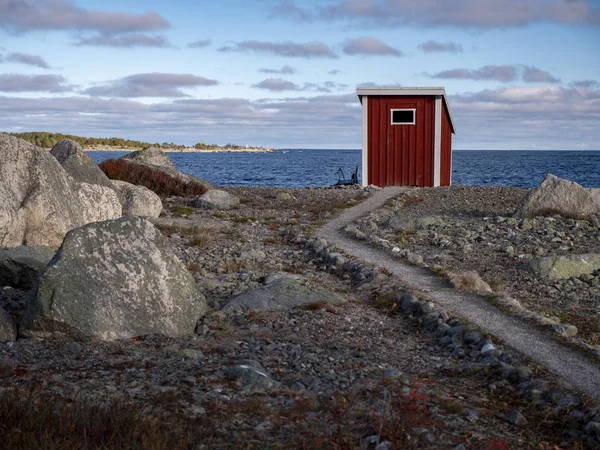 Wooden Hut Privy Painted Red Rocky Baltic Sea Beach Sweden — Stockfoto