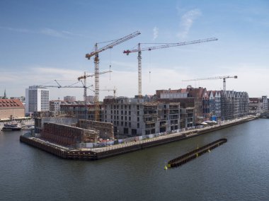 Gdansk, Polonya, nehrin yukarıdan, 2018 yaz aylarında görülen Motlawa, şehir merkezinde inşaat alanı