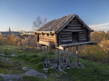 Geleneksel ahşap kulübe üzerinde tavuk budu sonbahar 2018'açık hava müzesinde Skansen Stokholm, İsveç