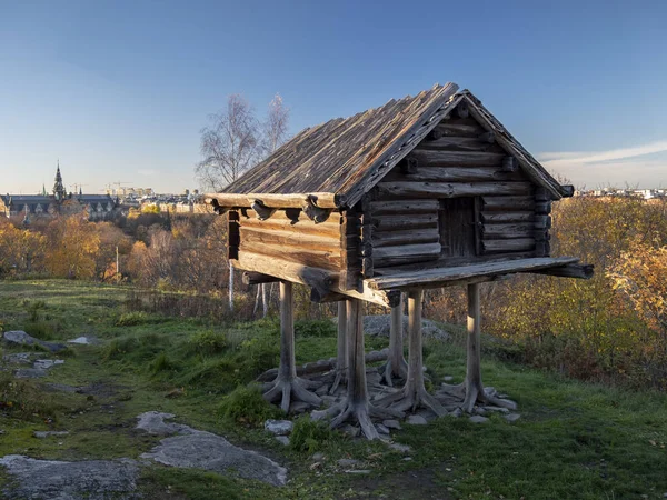 Geleneksel ahşap kulübe üzerinde tavuk budu sonbahar 2018'açık hava müzesinde Skansen Stokholm, İsveç