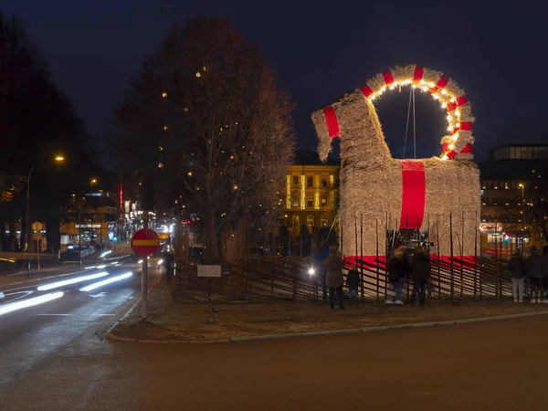 Gavle keçi şehir, Gavle, Gavleborg, İsveç Aralık 2018, gece görüş sokak ışık çizgileri ile (Gavlebocken)