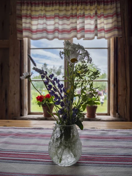 Piękny Bukiet Kwiatów Dzikiego Stojący Stole — Zdjęcie stockowe