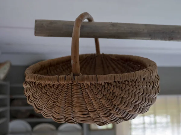 Cesta Mimbre Hecha Mano Colgando Una Viga Madera — Foto de Stock