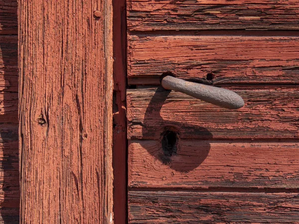 Κοντινό Κομμάτι Μιας Ξύλινης Πόρτας Βαμμένη Κόκκινη Μεταλλική Λαβή — Φωτογραφία Αρχείου