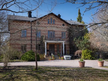 2019 baharında Uppsala Botanik Bahçesi Ofisi binası (Uppsala, İsveç)