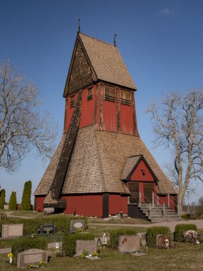 Gamla Uppsala (Eski Uppsala) tarihi kilisesinin yanındaki ahşap çan kulesi