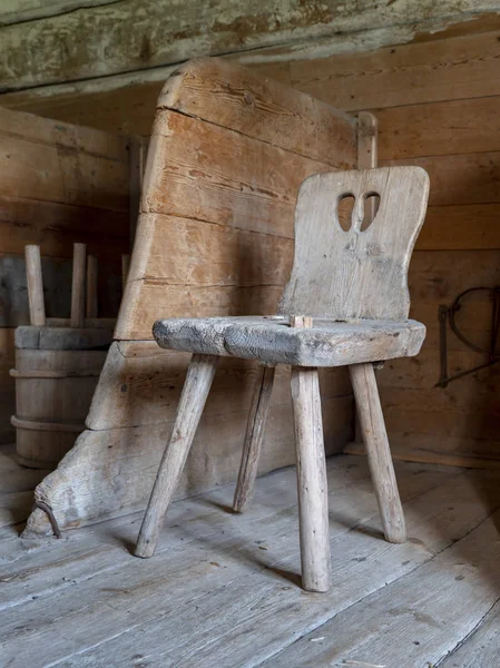 Hölzerner Küchenstuhl Einer Ländlichen Hütte lizenzfreie Stockfotos