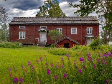 Kırsal tipik İsveç kırmızı boyalı çiftlik evi