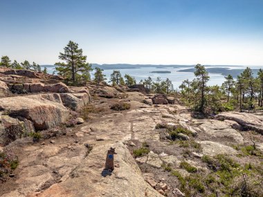 Skuleskogen Ulusal Parkı'ndaki Slattdalsberget Mt Slattdalsberget'ten Baltık Denizi manzarası (High Coast region, İsveç)