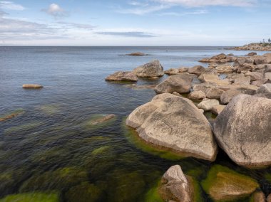 Gün boyunca İsveç'te Baltık Denizi'nin Kayalık kıyıları