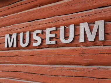 Kırmızı ahşap duvarda yazıt 