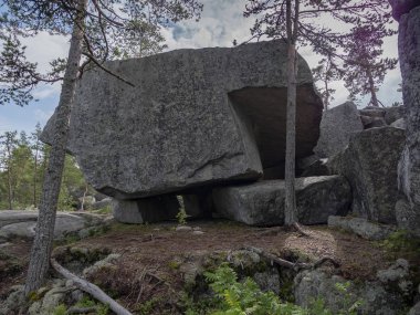 Norra Hornslander doğa rezervinde Nicklas Çay Evi adı verilen mağara Halsingland, İsveç ilinde (yaz 2019)