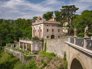 2019 yazında Çek Cumhuriyeti 'nin Brno semtindeki Veveri şatosunun manzarası
