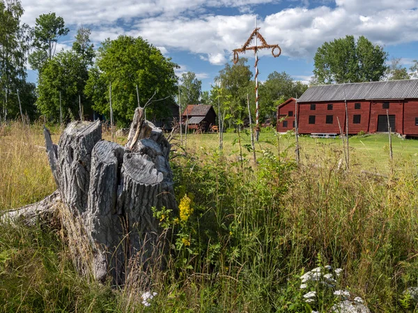 Vue Une Ferme Suédoise Peinte Rouge Avec Poteau Dans Cour — Photo