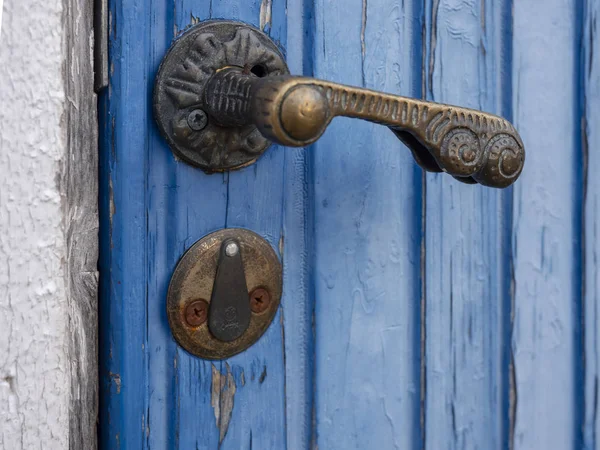 Μπλε Πόρτα Βαμμένη Διακοσμητική Μεταλλική Λαβή Και Κλειδαριά — Φωτογραφία Αρχείου