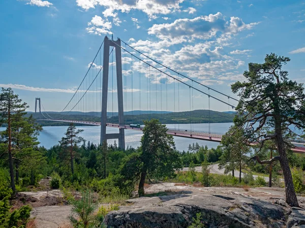 Widok Most Wiszący Zwany High Coast Brigde Przez Rzekę Angermanalven — Zdjęcie stockowe