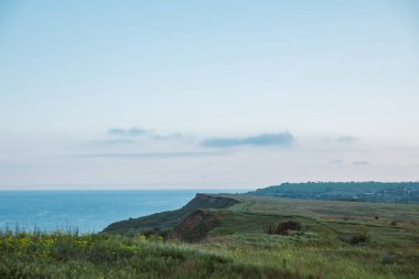 Yeşil çayırların panoramik manzarası ve uçurumdan gelen deniz, Ukrayna Mariupol