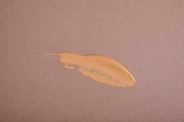 profesyonel yüz makyajı bej fondöten açık arkaplan, yakın görüş, güzellik konsepti 