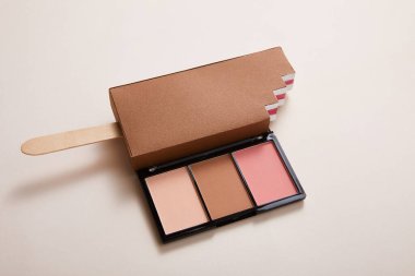 Bej arka planda gözkapakları ve dekoratif dondurma, yakın görüş, güzellik konsepti 