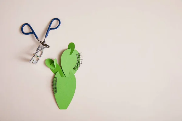 Schwarze Professionelle Gefälschte Falsche Wimpern Mit Wimpernkräuselclip Auf Papier Dekorativen — Stockfoto