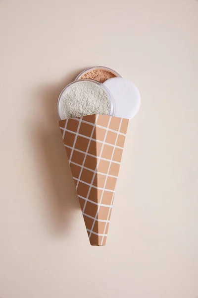 Polvos Con Cono Forma Helado Sobre Fondo Beige Vista Cercana — Foto de Stock