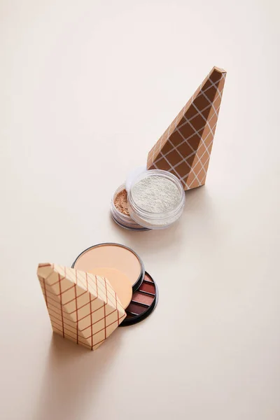 Polvos Con Sombras Ojos Conos Forma Helado Sobre Fondo Beige — Foto de Stock