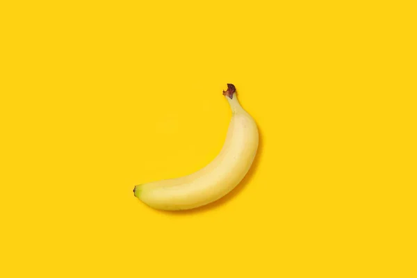 Banana Matura Fresca Sfondo Giallo Vista Vicino — Foto Stock