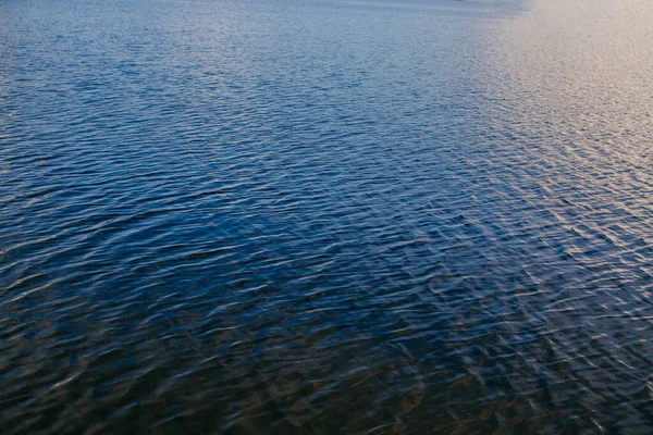 Vista Del Cielo Reflejándose Superficie Ondulada Del Agua Del Lago — Foto de Stock