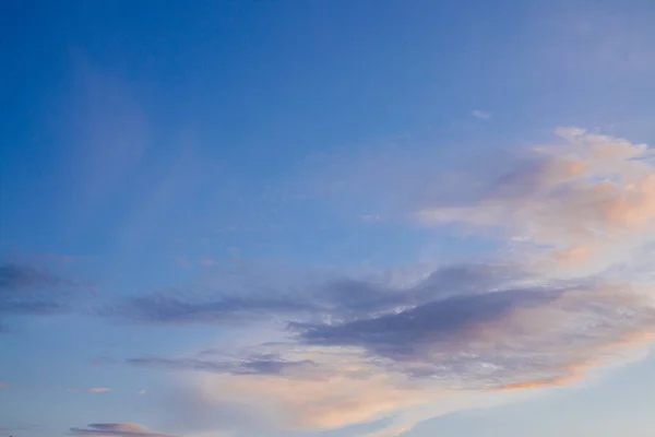 Мальовничий Вид Нескінченне Синє Літнє Небо Хмарами — стокове фото