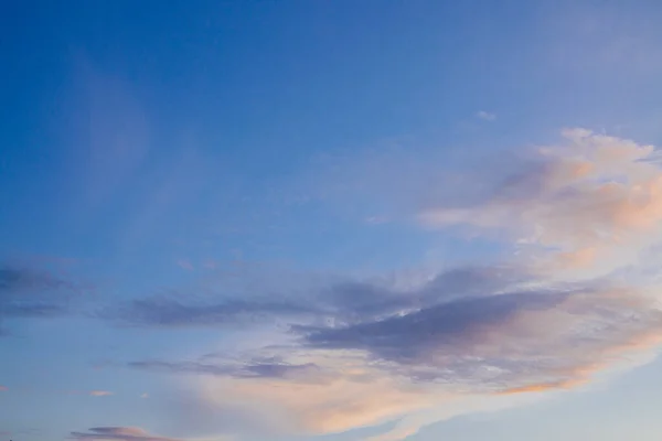 Pittoresk Utsikt Över Oändlig Blå Sommarhimmel Med Moln — Stockfoto