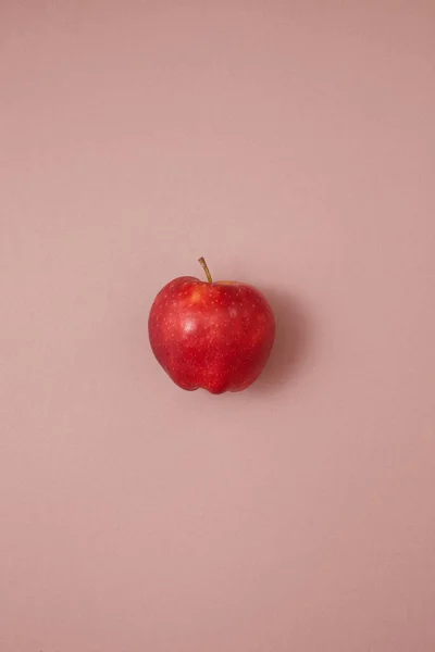 Manzana Roja Madura Fresca Sobre Fondo Rosa Vista Cercana — Foto de Stock