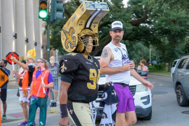 New Orleans, LA, ABD - 23 Ağustos 2025: Islık Canavarı olarak bilinen New Orleans Azizleri 'nin bir hayranı Oak Caddesi ve Carrollton Bulvarı' nın köşesindeki Mardi Gras Geçidi 'nde yürüyor.  