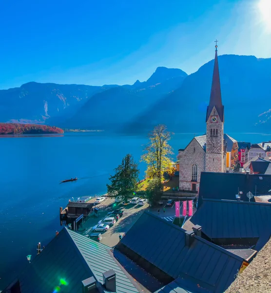 Schöner Sonnenaufgang Hallstätter See Mit Sonnenstrahlen Blauem Himmel Historischer Kirche — Stockfoto
